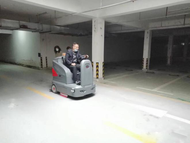 吴忠小区物业保洁不用人力改用驾驶式洗地机了